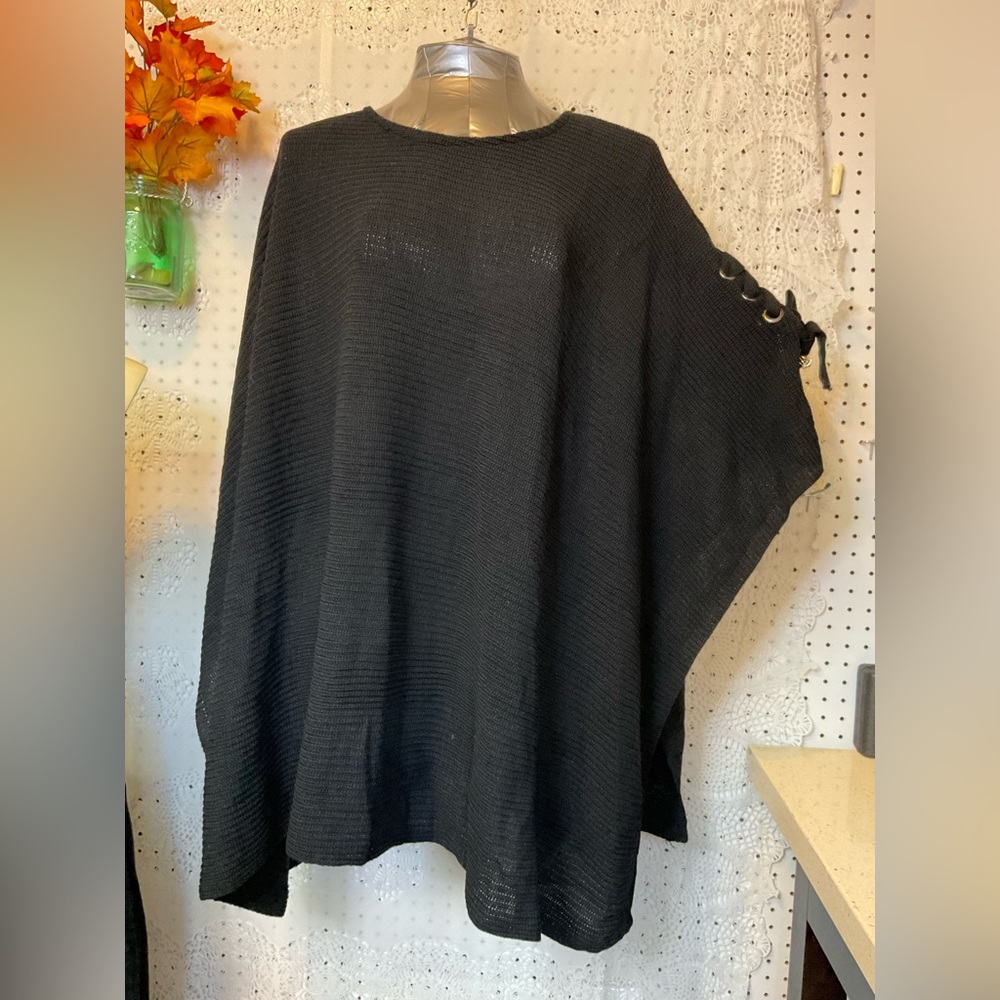 Harve’ Benard NWT Woman’s Black Knit Poncho with Lace up Sides Med Wt SALE❗️